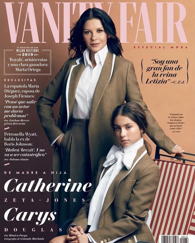 Wajah cantik gadis 16 tahun itu terpampang di cover majalah Vogue Spanyol. Ia berpose bersama sang bunda. Keduanya tampil boyish dengan mengenakan blazer dan blouse putih senada.  Foto: Instagram@carys.douglas