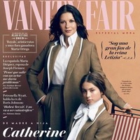 Wajah cantik gadis 16 tahun itu terpampang di cover majalah Vogue Spanyol. Ia berpose bersama sang bunda. Keduanya tampil boyish dengan mengenakan blazer dan blouse putih senada.  Foto: Instagram@carys.douglas