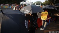 Aksi ini dijaga sejumlah polisi.
