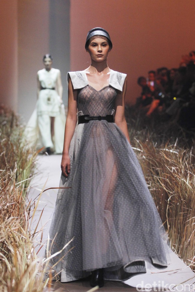 Fashion show karya busana couture Hian Tjen terinspirasi dari kehidupan kaum Amish, digelar di Dian Ballroom Raffles Hotel. Jakarta. Rabu [28/08/2019]. Foto: Mohammad Abduh/Wolipop