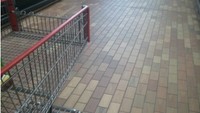 Lantai desain pada supermarket ini membuat roda keranjang yang berjalan mengeluarkan suara bising. Foto: Istimewa