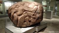 Ini adalah replika arca gajah yang besar, namanya Arca Batu Gajah Pasemah. Pada arca ini, terdapat pahatan yang menggambarkan manusia sedang menunggangi gajah. (Tasya/detikcom)