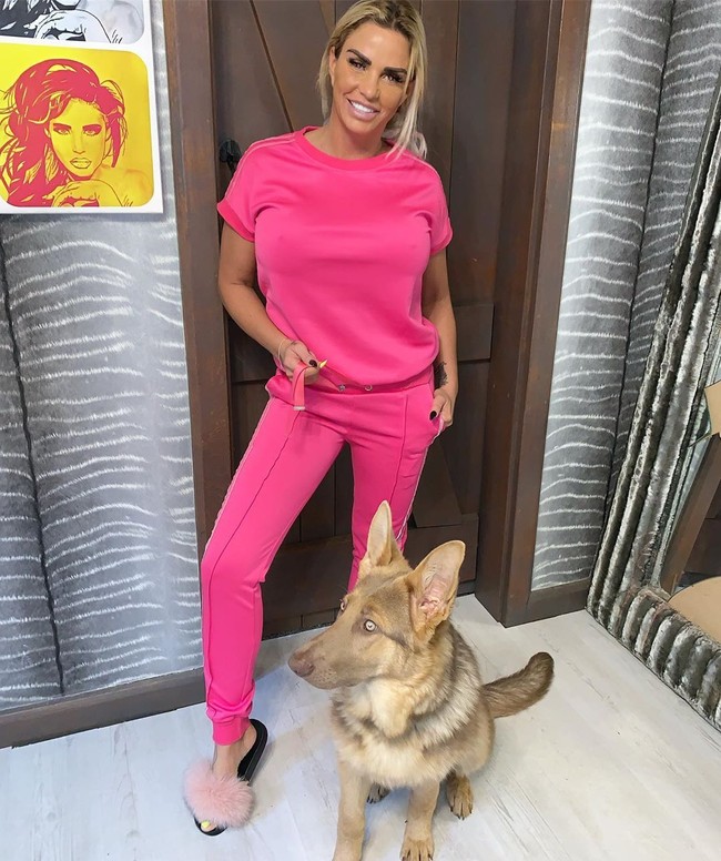 Tak hanya itu, Katie kembali menjadi sensasi setelah implan payudara-nya bermasalah. Jika ia kembali melakukan operasi plastik maka akan berbahaya bagi nyawanya. Wanita 41 tahun itu terancam tewas. Foto: Instagram