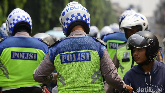 Patugas kepolisian melakukan Operasi Patuh Jaya 2019 di kawasan Kebon Nanas, Jakarta Timur, Kamis (29/8/2019). Direktorat Lalu Lintas Polda Metro Jaya menggelar operasi lalu lintas Operasi Patuh Jaya 2019, dengan tujuan meningkatkan ketertiban dan kepatuhan masyarakat dalam berlalu lintas.
