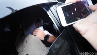 Aulia tampak tertunduk lesu saat turun dari mobil Jatanras, Polda Metro Jaya. Dia dibawa oleh penyidik Polda Metro Jaya untuk masuk ke dalam ruang penyidik. Tanpa berkomentar, ia terus tertunduk dan berjalan masik ke ruang penyidik.