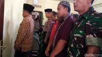 Sebelum dimakamkan di pemakaman Desa Pasinggangan, Kecamatan Banyumas, jasad para korban disalatkan di rumah Misem yang merupakan ibu dan nenek dari para korban.