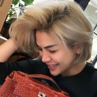 Inilah salah satu gaya mewah Nikita Mirzani. Nikita berpose bersama tas Hermes seri Kelly miliknya yang harganya mencapai lebih dari Rp 1/2 miliar. Foto: Instagram @nikitamirzanimawardi_17