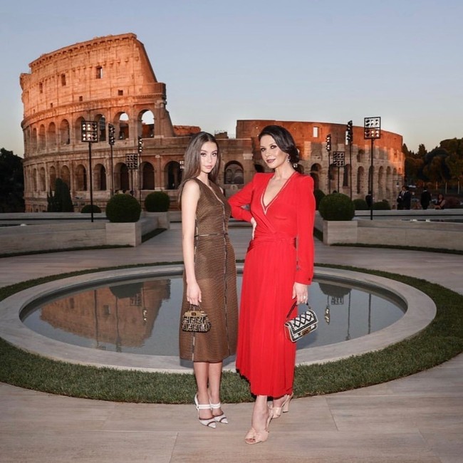 Carys pun kerap hadir di acara-acara fashion show. Ini penampakan Carys yang menonton fashion show Fendi di Roma. Foto: Instagram@carys.douglas