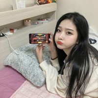 Dalam sebuah unggahan Instastory, Park Min Jung mengaku dikirimi DM di Instagram dari Lee Jonghyun yang mengaku bahwa dia adalah penggemar dan mengatakan perut Minjung menggemaskan. Foto: Instagram @1995.mj