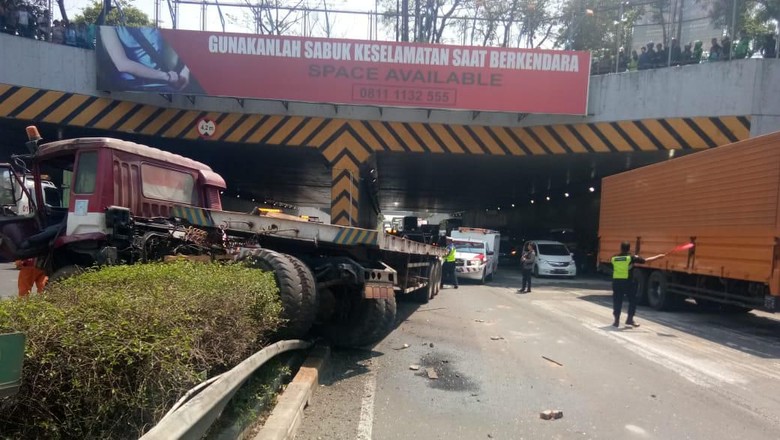 500 Gambar Mobil Truk Dari Gabus Gratis