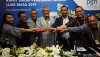 Direktur Utama PT Perusahaan Gas Negara Tbk (PGN) Gigih Prakoso Soewarto (tengah) saling bertumpu tangan dengan (kiri ke kanan) Direktur SDM dan Umum Desima E. Siahaan, pejabat baru Direktur Infrastruktur dan Teknologi Redy Ferryanto, Direktur Strategi dan Pengembangan Bisnis Syahrial Mukhtar, Pejabat baru Direktur Keuangan Arie Nobelta Kaban, Komisaris Independen yang baru Christian H Siboro dan Direktur Komersial Dilo Seno Widagdo sebelum memberikan keterangan seusaimengikuti Rapat Umum Pemegang Saham Luar Biasa (RUPSLB) PGN di Jakarta, Jumat (30/8/2019).