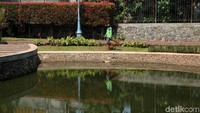 Setiap harinya taman ini terus dilakukan perawatan oleh petugas.