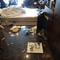 Kamar hotel yang ditinggal dalam kondisi berantakan, kotor dan banyak sampah. Bisa dibayangkan betapa repot dan lelahnya staf kebersihan menata kembali seperti semula. Foto: Dok. BoredPanda