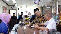 Direktur Utama Bank BRI Suprajarto memberikan bunga kepada salah seorang nasabah Bank BRI pada peringatan Hari Pelanggan Nasional 2017 yang diselenggarakan di Kantor Cabang Khusus Bank BRI, Jakarta (4/9). Perayaan Hari Pelanggan Nasional menjadi salah satu momentum bagi Bank BRI untuk mengapresiasi seluruh nasabah Bank BRI sekaligus menjadi motivasi untuk terus berinovasi dalam layanan perbankan yang bermutu, terdepan dan terpercaya. Istimewa/BRI.
