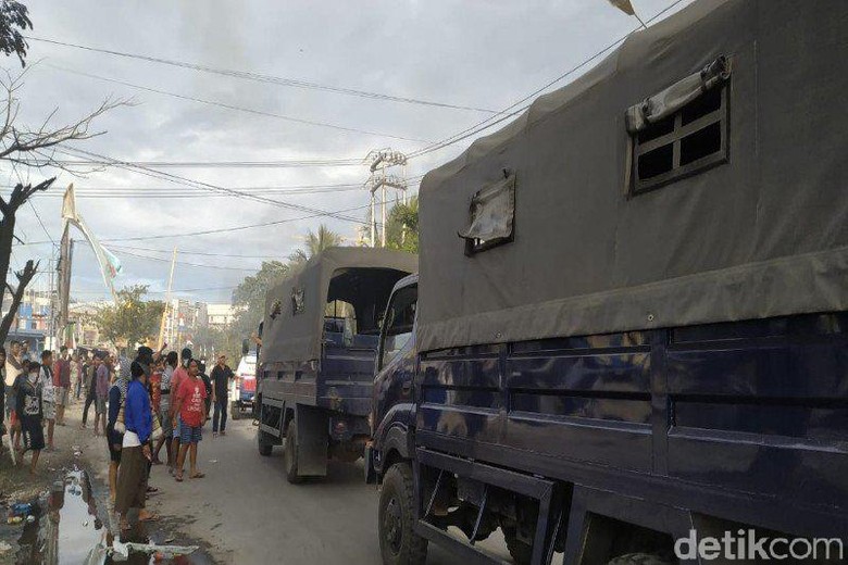 Massa Aksi di Kantor Gubernur Papua Takut Pulang, TNI-Polri Bantu Kawal Massa Aksi di Kantor Gubernur Papua Takut Pulang, TNI-Polri Bantu Kawal