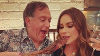  Waduh, iga bakar berukuran besar ini jadi santapan makan malam Sofia. Kira-kira apa ya rahasia tubuh langsingnya Sofia meskipun makan banyak. Foto: instagram @sofiavergara