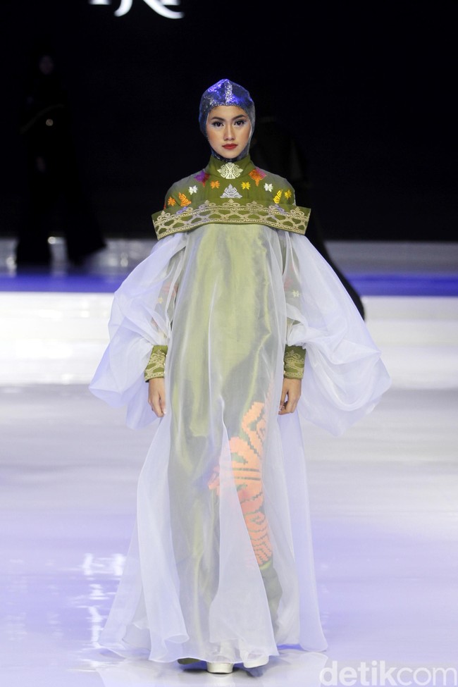 Fashion show koleksi busana muslim karya Norma Hauri yang mengangkat kain tenun Bali di ajang Jakarta Fashion & Food Festival 2019 di Hotel Harris. Kalapa Gading. Jakarta. [Senin 19/08/2019]. Foto: mohammad Abduh/Wolipop