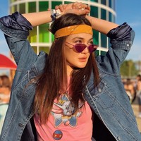 Inilah gaya hits Luna Maya saat hadir di festival seni Coachella di California, AS. Mengenakan kaus bertema Dumbo, Luna menambahkan jaket denim sebagai luaran.   Foto: Instagram @lunamya