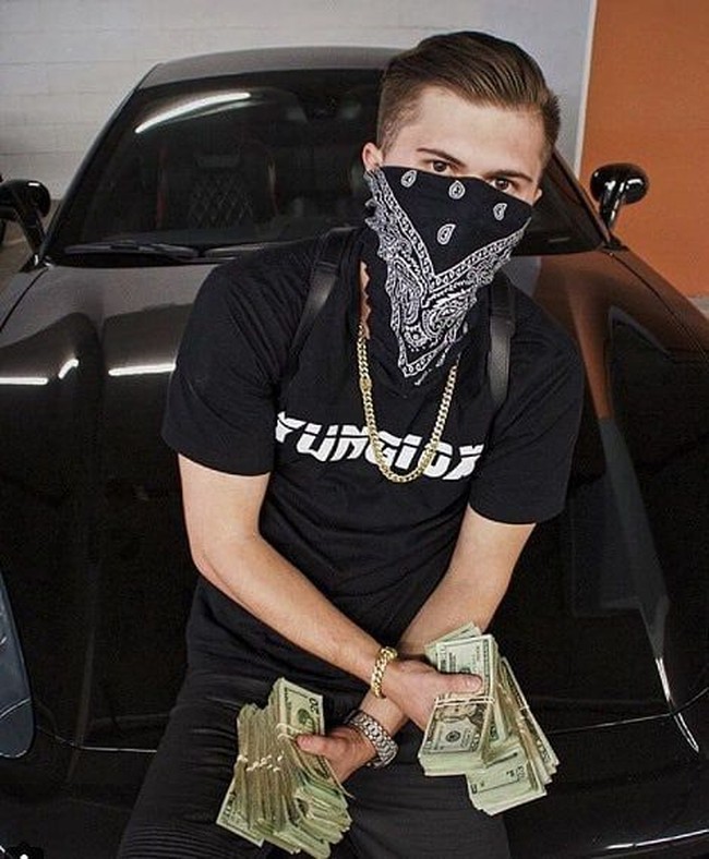 Seperti dilansir Mirror, pria yang tinggal di penthouse Santa Ana ini dijatuhi hukuman 17,5 tahun penjara. Pada saat penangkapan mereka, pihak berwenang menemukan laboratorium dengan hampir 100.000 pil oxycodone palsu, enam kilogram fentanyl dan ratusan pil Xanax palsu. Foto: Instagram