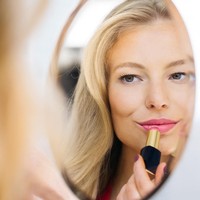 Pemain film The Charnel House itu mengaku terinspirasi dari penampilan Hollywood dan refleksi tradisi kecantikan yang diturunkan kepadanya  Koleksi tersebut direnacakan rilis Januari tahun depan. Foto: Instagram