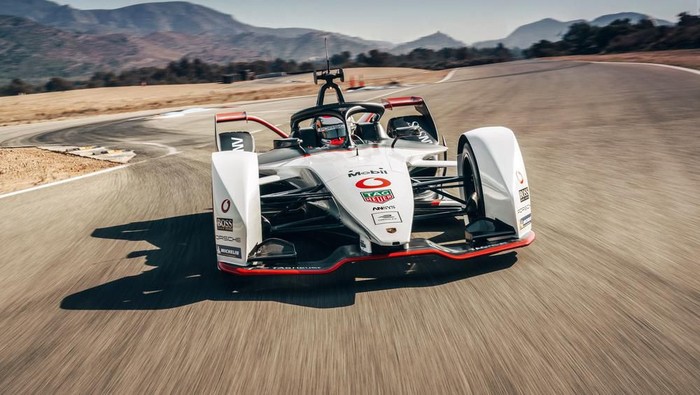 Berpisah dari balapan Le Mans pada 2017 lalu, Porsche langsung fokus ke balapan listrik. 22 November 2019 bakal jadi momen bersejarah bagi Porsche. Karena di hari tersebut, Porsche secara resmi akan mengikuti balapan Formula E dengan mobil 99X Electric.