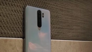 Ini versi warna putihnya. Ponsel tersebut dibekali RAM 6/8 GB dan storage 64/128 GB. Baterainya 4.500 mAh dengan fitur quick charging 18W.  Foto: Android Central