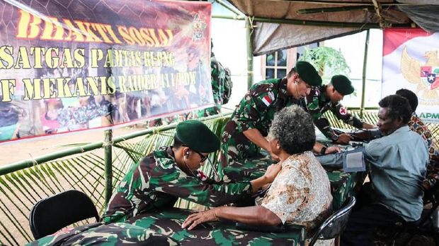 TNI Gelar Pengobatan Massal Bagi Warga Papua di Perbatasan