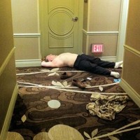 Entah karena mabuk atau hal lain, tamu hotel ini cuek saja tidur di koridor hotel dengan bertelanjang dada serta baju dan sepatunya berserakan. Seperti dikutip dari Bored Panda, peristiwa ini terjadi di hotel di Las Vegas. Foto: Dok. BoredPanda