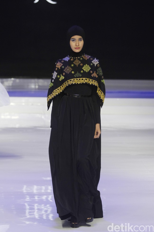Fashion show koleksi busana muslim karya Norma Hauri yang mengangkat kain tenun Bali di ajang Jakarta Fashion & Food Festival 2019 di Hotel Harris. Kalapa Gading. Jakarta. [Senin 19/08/2019]. Foto: mohammad Abduh/Wolipop