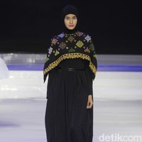 Fashion show koleksi busana muslim karya Norma Hauri yang mengangkat kain tenun Bali di ajang Jakarta Fashion & Food Festival 2019 di Hotel Harris. Kalapa Gading. Jakarta. [Senin 19/08/2019]. Foto: mohammad Abduh/Wolipop