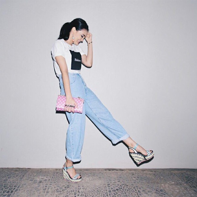 Penampilan dengan kaus bisa tetap terlihat elegan dengan padanan sepatu wedges dan clutch. Kamu bisa mencontek gaya Luna Maya ini jika ingin pakai kaus tapi tetap ada sentuhan glamour.  Foto: Instagram @lunamya