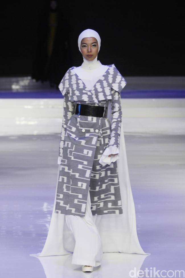 Fashion show koleksi busana muslim karya Norma Hauri yang mengangkat kain tenun Bali di ajang Jakarta Fashion & Food Festival 2019 di Hotel Harris. Kalapa Gading. Jakarta. [Senin 19/08/2019]. Foto: mohammad Abduh/Wolipop