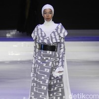 Fashion show koleksi busana muslim karya Norma Hauri yang mengangkat kain tenun Bali di ajang Jakarta Fashion & Food Festival 2019 di Hotel Harris. Kalapa Gading. Jakarta. [Senin 19/08/2019]. Foto: mohammad Abduh/Wolipop