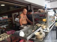 Warung Kopi Asiang : Nikmatnya Racikan Kopi 'Naked Barista' yang Legendaris