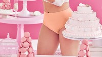 Duh gemas banget sama pose Sofia ini. Ia berfoto sambil memegang sebuah cake. Tentu ini bukan cake sungguhan ya.