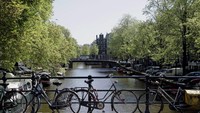 Peringkat pertama kota tersehat adalah Amsterdam. Kota di Belanda ini dikenal ramah bagi pesepeda dan masyarakatnya yang hobi melakukan kegiatan outdoor. Foto: (CNN)