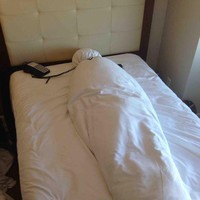 Jahil pun ada batasnya. Tamu hotel ini sengaja ingin membuat layanan kamar kaget dengan menata selimut layaknya seseorang yang sedang tercekik kabel telepon. Foto: Dok. BoredPanda