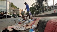 Saat ini sampah sisa demo yang berujung rusuh juga sudah dibersihkan. Antara Foto/Indrayadi TH.