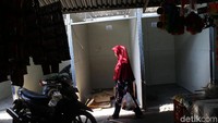 Warga melintas di depan kios-kios yang masik kosong.