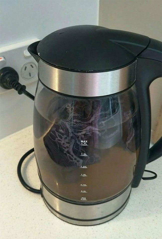 Seorang wanita dihujat netizen karena mem-posting foto sedang mencuci underwear yang terkena darah menstruasi di dalam ketel air panas. Ia bahkan menyebut tindakannya itu sebagai tips yang bagus. Foto: Dok. BoredPanda