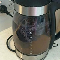 Seorang wanita dihujat netizen karena mem-posting foto sedang mencuci underwear yang terkena darah menstruasi di dalam ketel air panas. Ia bahkan menyebut tindakannya itu sebagai tips yang bagus. Foto: Dok. BoredPanda