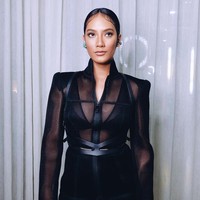 Pemeran superhero Merpati dalam Jagad Sinematik Bumilangit ini memilih gaun mesh hitam keluaran Fendi. Aksen list pada beberapa jahitan membuat gaun terlihat unik dan edgy. Foto: Instagram/@tarabasro, @ivanteguhsantoso, @kieferlippens