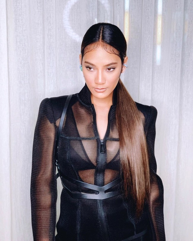 Tara Basro hadir di premier film dan konferensi pers Gundala yang digelar di Epicentrum XX1, Jakarta Selatan, Kamis (29/8/2019) malam. Ia tampil cantik sekaligus seksi dalam balutan gaun transparan hitam. Foto: Instagram/@tarabasro, @ivanteguhsantoso, @kieferlippens