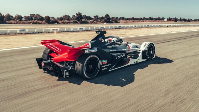 Berpisah dari balapan Le Mans pada 2017 lalu, Porsche langsung fokus ke balapan listrik. 22 November 2019 bakal jadi momen bersejarah bagi Porsche. Karena di hari tersebut, Porsche secara resmi akan mengikuti balapan Formula E dengan mobil 99X Electric.