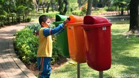 Berbagai fasilitas ada di taman ini, mulai dari toilet hingga tempat sampah.