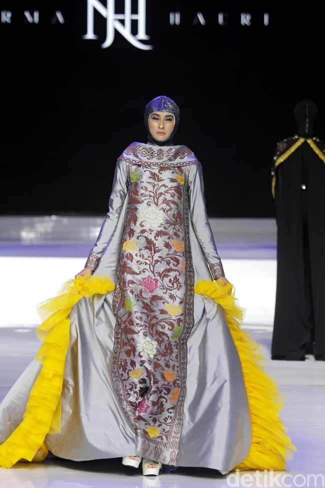 Fashion show koleksi busana muslim karya Norma Hauri yang mengangkat kain tenun Bali di ajang Jakarta Fashion & Food Festival 2019 di Hotel Harris. Kalapa Gading. Jakarta. [Senin 19/08/2019]. Foto: mohammad Abduh/Wolipop