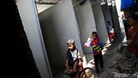 Kios di tempat penampungan sementara (TPS) Pasar Blok A jadi tempat bermain anak-anak.