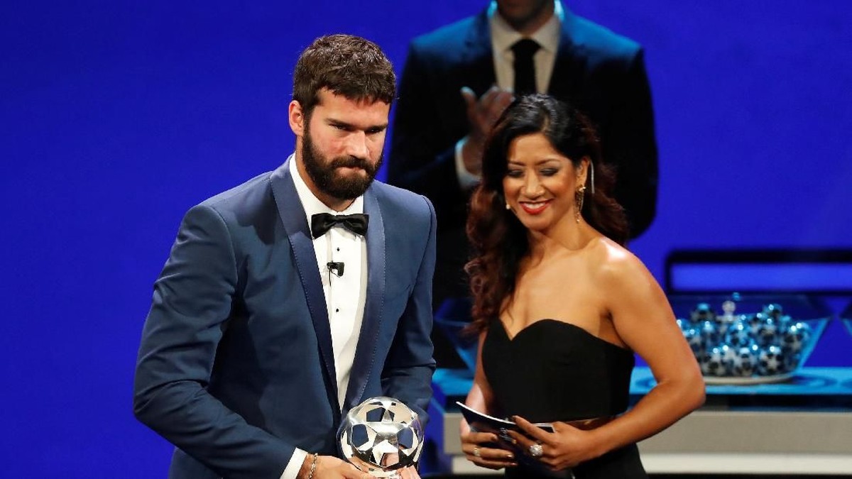 Alisson Becker jadi kiper terbaik Eropa 2018/2019 (REUTERS/Eric Gaillard)