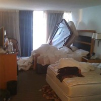 Merusak properti hotel bisa membuat kamu didenda dengan sangat mahal. Jadi jagalah kelakuan saat menginap di hotel yang merupakan tempat umum. Foto: Dok. BoredPanda