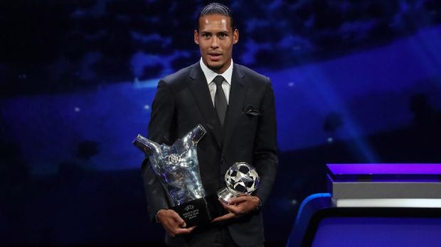 Virgil van Dijk jadi pemain terbaik UEFA musim lalu.